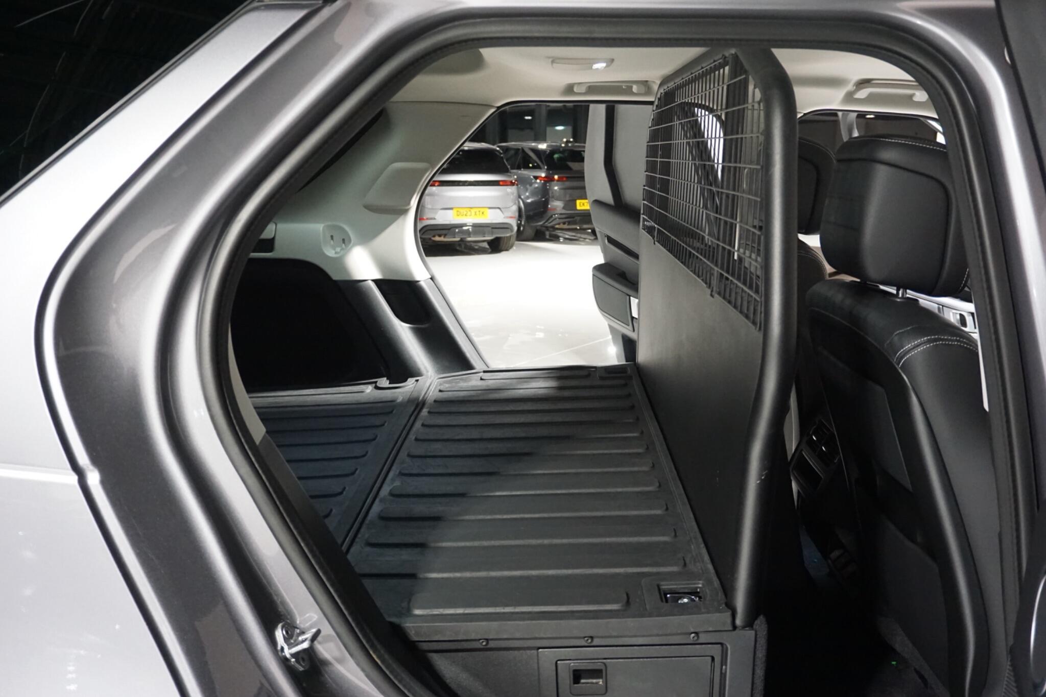 Land Rover Discovery 3.0 D300 MHEV SE SUV 5dr Diesel Auto 4WD Euro 6 (s/s) (300 ps)